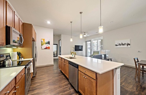 Central Business District Apartamento | Elegant Downtown Location Recently Upgraded
