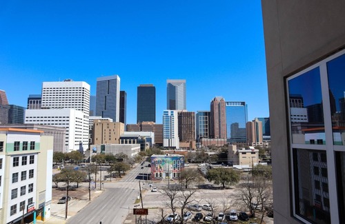 Central Business District Apartamento | Elegant Downtown Location Recently Upgraded