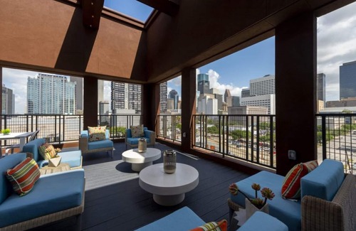Central Business District Apartamento | Elegant Downtown Location Recently Upgraded