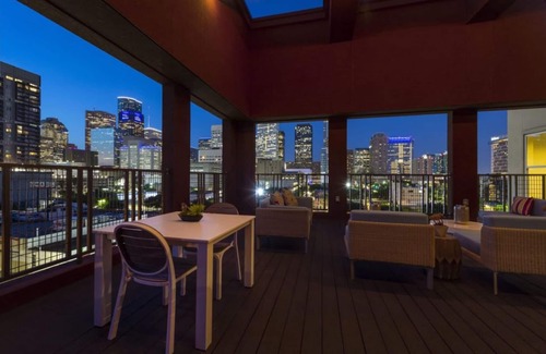 Central Business District Apartamento | Elegant Downtown Location Recently Upgraded