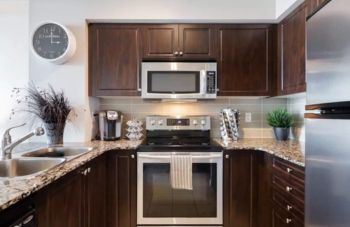 Fort York Apartamento | Elegant Downtown Oasis with City and Lake Views Plus Parking