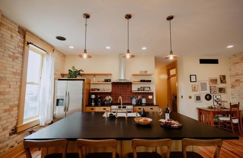 Traverse City Apartamento | Elegant Downtown Escape in a Historic Landmark