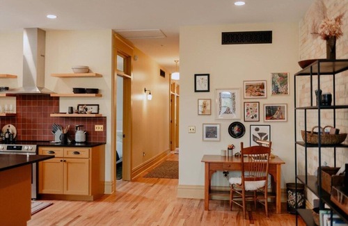 Traverse City Apartamento | Elegant Downtown Escape in a Historic Landmark