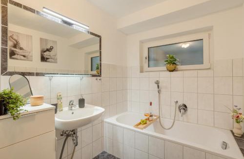 Daun Apartamento | Elegant Eifel Studio I Hiking I Kitchen I Terrace