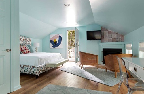 Lenox Cama Y Desayuno | "Elegant Emily Dickinson Junior Suite with King Bed & Fireplace