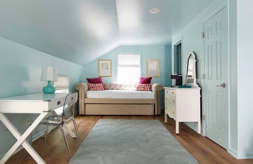 Lenox Cama Y Desayuno | "Elegant Emily Dickinson Junior Suite with King Bed & Fireplace