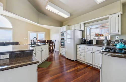 Northeast Reno Casa | Elegant Escape (4-Bedroom Home) - Handicap accessible by RedAwning