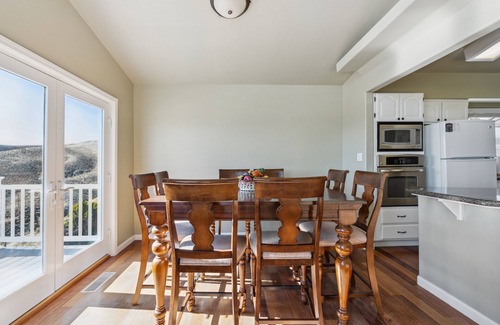 Northeast Reno Casa | Elegant Escape (4-Bedroom Home) - Handicap accessible by RedAwning