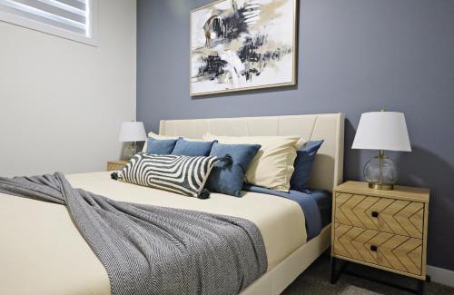 Northwest Edmonton Casa | Elegant Escape with King Bed, Long Stays, WEM, Disney