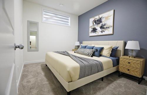 Northwest Edmonton Casa | Elegant Escape with King Bed, Long Stays, WEM, Disney