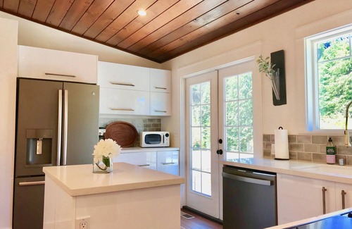 Fort Bragg Casa | Elegant farmhouse cottage on beautiful apple orchard