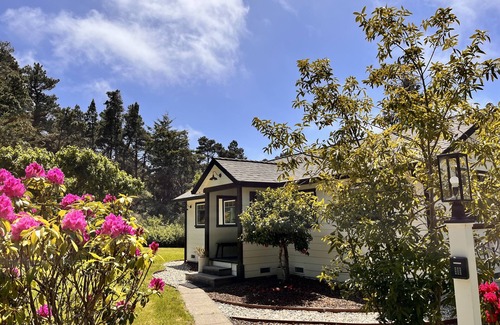 Fort Bragg Casa | Elegant farmhouse cottage on beautiful apple orchard
