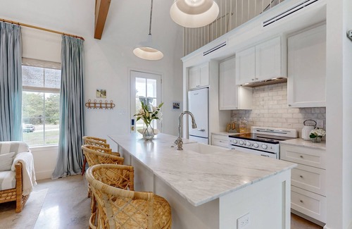 Brenham Cabaña | Elegant farmhouse-style cottage between Brenham with porch, open layout & loft