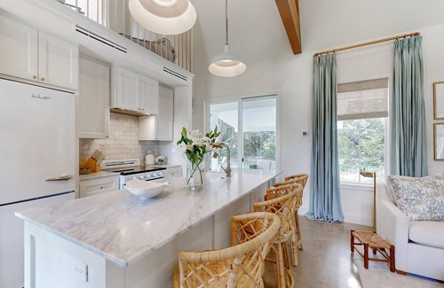 Brenham Cabaña | Elegant farmhouse-style cottage between Brenham with porch, open layout & loft