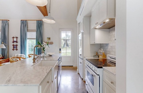Brenham Cabaña | Elegant farmhouse-style cottage between Brenham with porch, open layout & loft