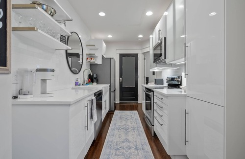 Union Park Apartamento | Elegant Flat nestled right off-campus & free parking!