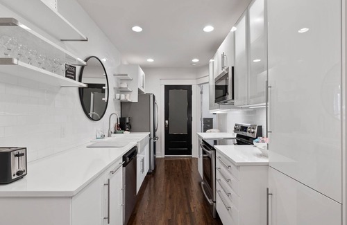 Union Park Apartamento | Elegant Flat nestled right off-campus & free parking!