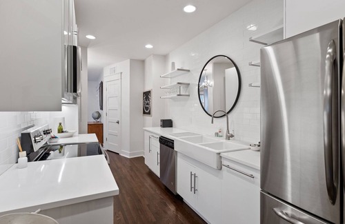 Union Park Apartamento | Elegant Flat nestled right off-campus & free parking!