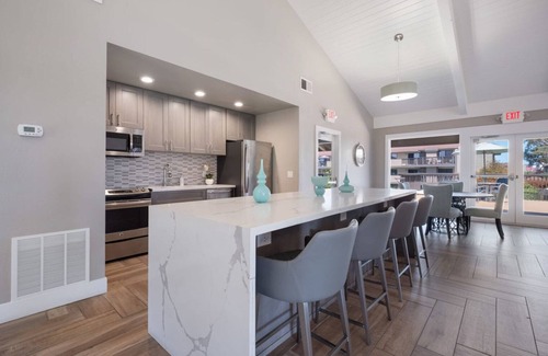 Foster City Apartamento | Elegant Foster City 1BR w/ Gym, Pool, W/D, near highways, by Blueground