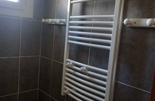 Lavelanet Cama Y Desayuno | Elegant, fully-equipped guest room facing the Ariege Pyrenees, TV and WIFI.