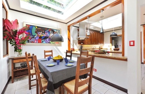 Escazú Casa | Elegante residencia, totalmente equipado con piscina climatizada y vistas