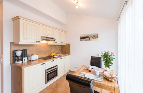 Rugen Island Apartamento | Elegant gallery apartment with south-facing balcony, just a few meters from the beach