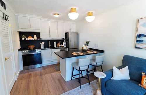 Auburn Condominio | Elegant Game Day Escape - Steps from the Stadium