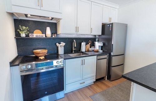 Auburn Condominio | Elegant Game Day Escape - Steps from the Stadium