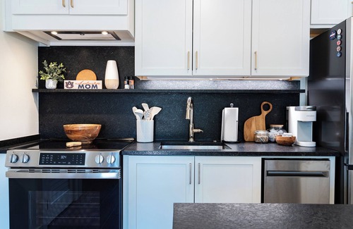 Auburn Condominio | Elegant Game Day Escape - Steps from the Stadium