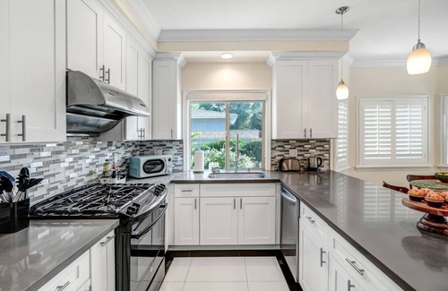Arcadia Casa | Elegant Getaway in Arcadia with Balcony and Gazebo