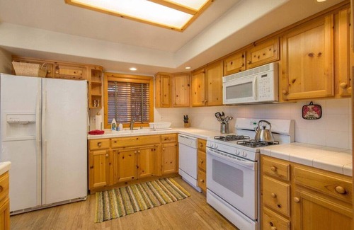Tahoe Woods Casa | ¡Hogar actualizado que admite mascotas! ¡Cerca de Squaw / Alpine y Homewood Resorts!