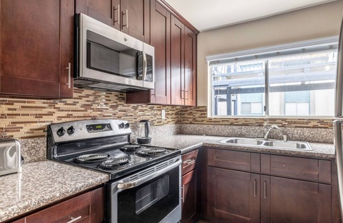 Downtown Apartamento | Elegant Glendale 1BR w/ Pool, Gym, walkable location, by Blueground