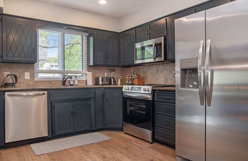 West Omaha Casa | The Golden Getaway-A Relaxing Retreat w/ Hot Tub!