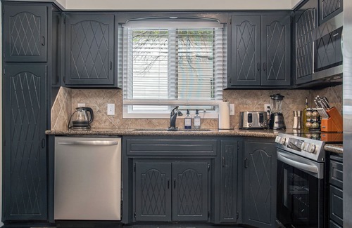 West Omaha Casa | The Golden Getaway-A Relaxing Retreat w/ Hot Tub!