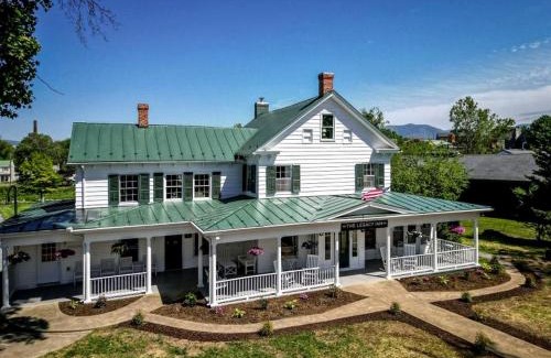 Luray Casa | Elegant Historic Suite with Mountain Views in Luray, Virginia