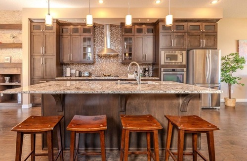 Banff Trail Casa | Luxury Retreat Near UofC | 2King+2Queen