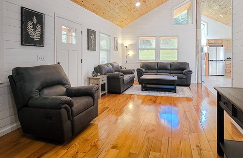 Kodak Cabina | Elegant home w/ hot tub, fire pit, expansive deck, & free attraction tickets