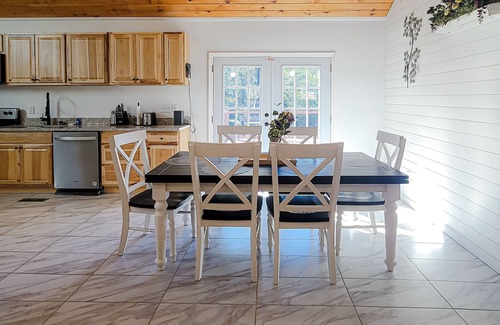Kodak Cabina | Elegant home w/ hot tub, fire pit, expansive deck, & free attraction tickets