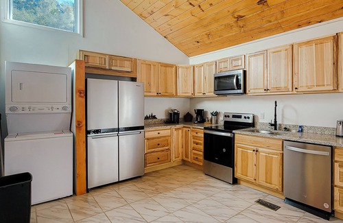 Kodak Cabina | Elegant home w/ hot tub, fire pit, expansive deck, & free attraction tickets