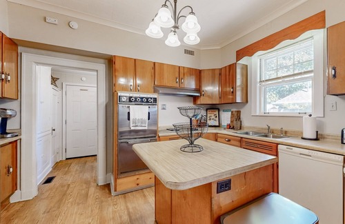 Evergreen Casa | Elegant home with abundant outdoor living areas, library & dog-friendly yard