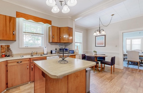 Evergreen Casa | Elegant home with abundant outdoor living areas, library & dog-friendly yard
