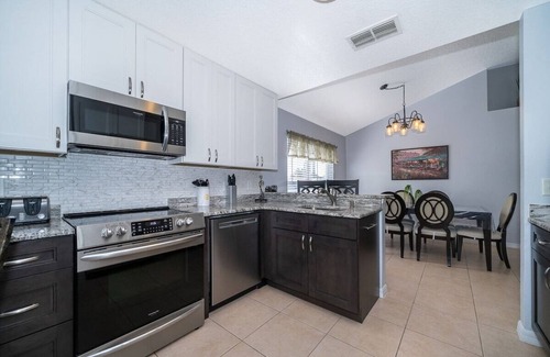 Bellavida Casa | Elegant Home with Pool, Spa & Lake View