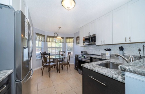 Bellavida Casa | Elegant Home with Pool, Spa & Lake View