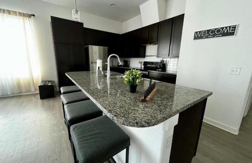Leander Apartamento | Elegant Home with Stunning Views and Comfortable Amenities