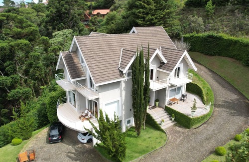 Campos do Jordao Cabaña | Elegant house in mountain condominium