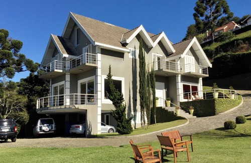 Campos do Jordao Cabaña | Elegant house in mountain condominium