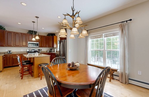 Stratton and Bromley Ski Areas Casa | Elegant house in quiet neighborhood, close to ski mountains, gas fireplace, wifi