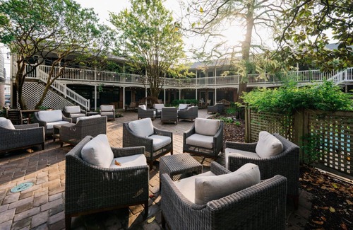 South Rehoboth Apartamento | Elegant Junior Suite | Fireplace & Sleeper Sofa