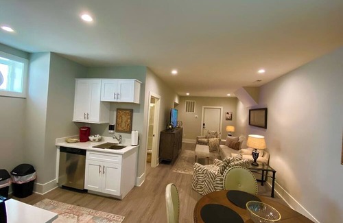 Wilmont Apartamento | Elegant King Bed Apartment In Quiet Neighborhood