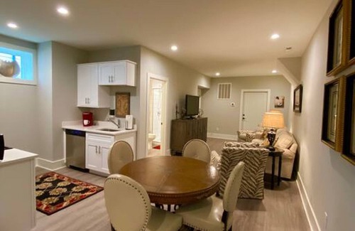 Wilmont Apartamento | Elegant King Bed Apartment In Quiet Neighborhood
